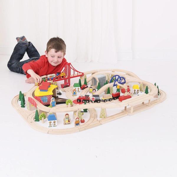 BigJigs Toys Circuit cu tren marfar (130 piese)