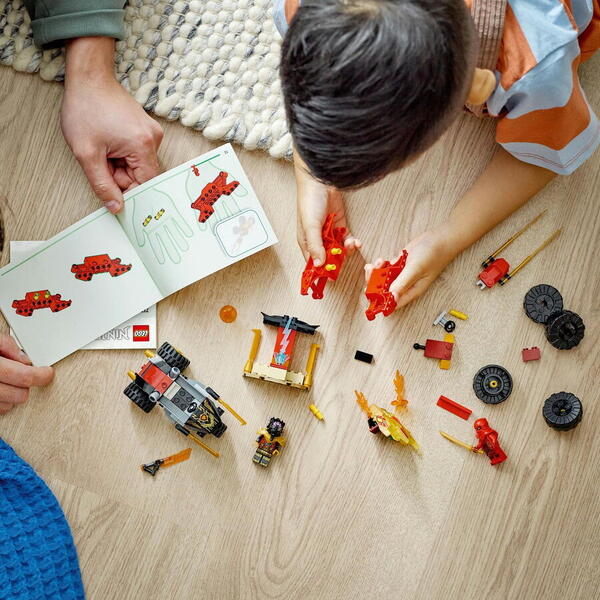 LEGO® Ninjago - Infruntarea dintre Kai in masina si Ras pe motocicleta 71789, 103 piese